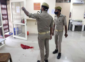 В Индии охранник банка выстрелил в посетителя без маски