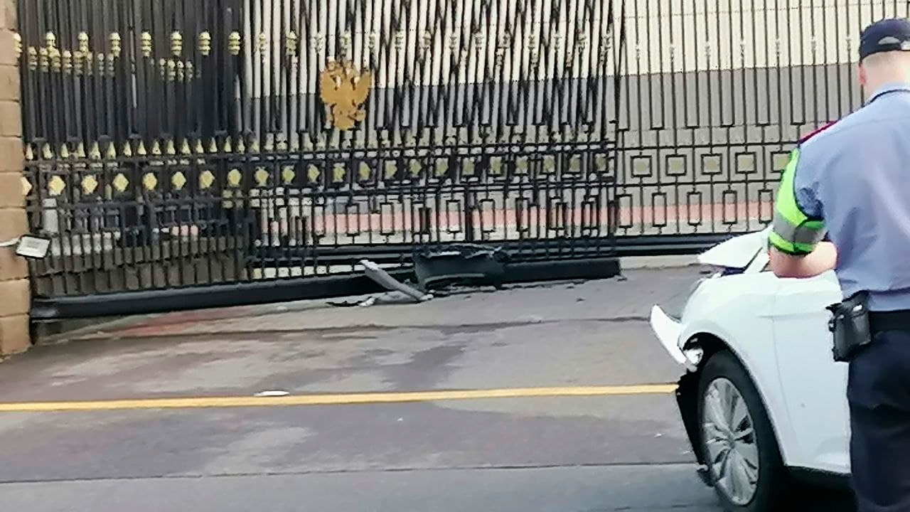 Легковушка врезалась в ворота Посольства РФ в Минске