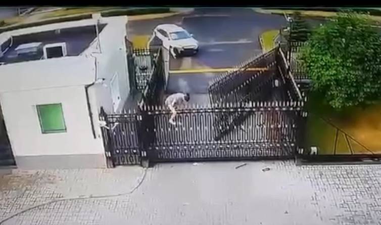 Опубликовано видео с тараном ворот российского посольства в Минске