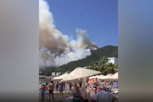 Десятки полыхающих деревьев и спокойные туристы: Крупный лесной пожар вспыхнул в турецком Мармарисе
