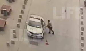 Несколько секунд сомневался: Момент угона автомобиля ДПС в Москве попал на видео