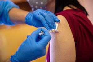 Врач заявил о необходимости вакцинации онкобольных от ковида 