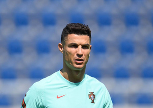 Роналду бросил капитанскую повязку на газон после вылета сборной Португалии с Евро-2020