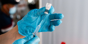 Названа стоимость вакцинации от коронавируса для мигрантов в Москве