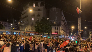 Фаеры, фейерверки и сигналящие машины: Тысячи фанатов заполонили улицы Женевы после победы Швейцарии над Францией на Евро-2020