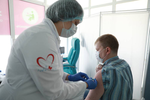 Россиянам рассказали, что съесть до и после прививки для избежания побочных эффектов