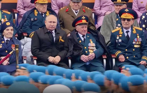 Песков назвал чудовищной ситуацией кражу денег у ветерана, сидевшего рядом с Путиным на параде 