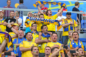 "Россия, как дела"
: Зачем украинские болельщики троллят нашу страну и избивают фанатов с флагом РФ