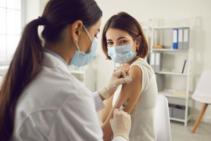 "Привит не равно защищён": Как правильно вакцинироваться от ковида — советы практикующего врача