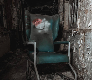 15 жутких фото заброшенной больницы, которая с годами превратилась в декорации для фильма ужасов