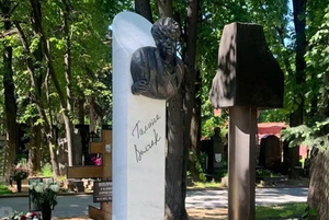 "Ужас больше никто не увидит": Скандальный памятник на могиле Волчек накрыли брезентом