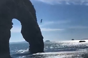 Парень прыгнул в воду с 60 м и отделался вывихом, но на видео попало, как он чудом избежал смерти