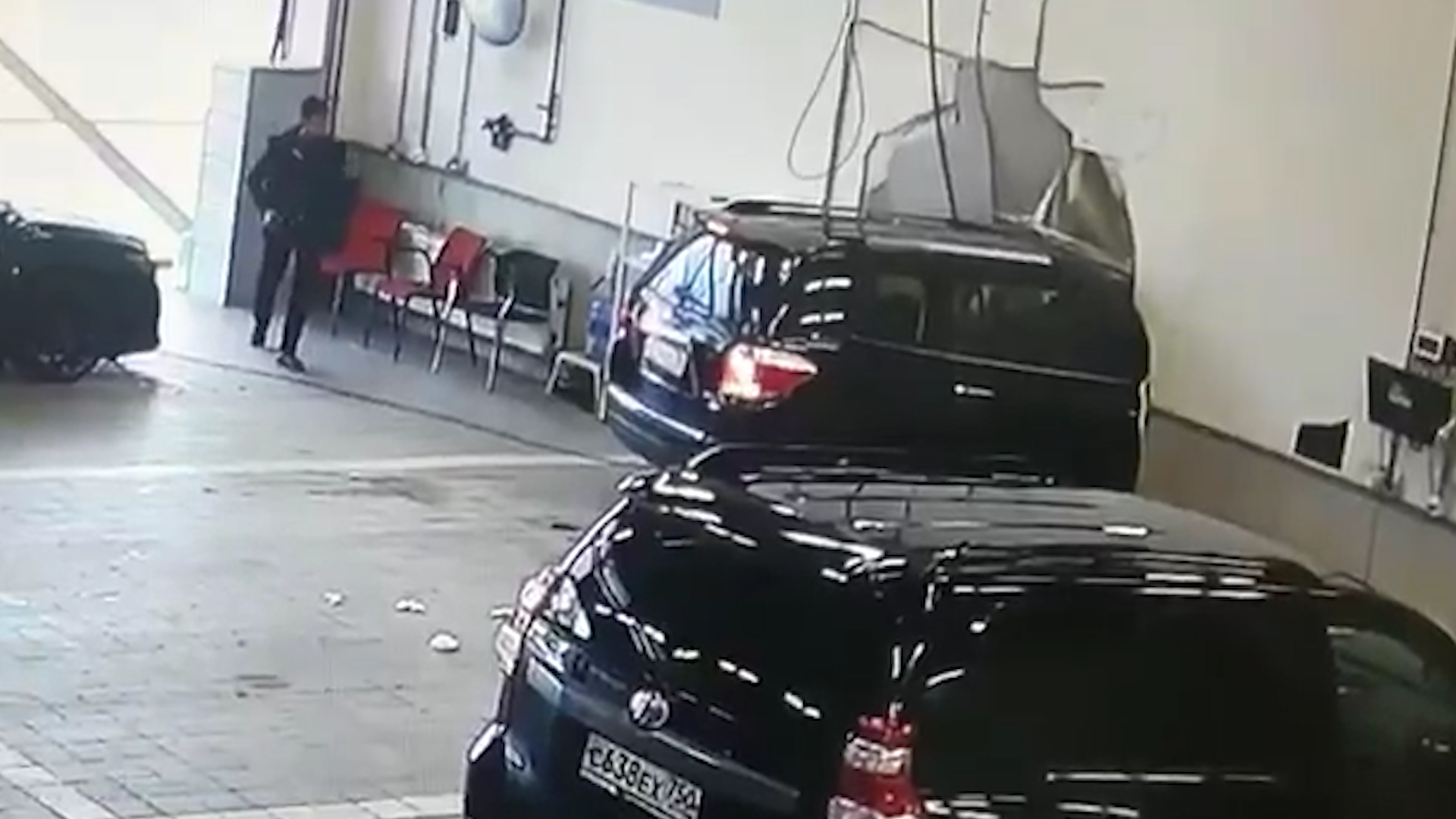 Россиянин на внедорожнике снёс стену автосалона и попал на видео