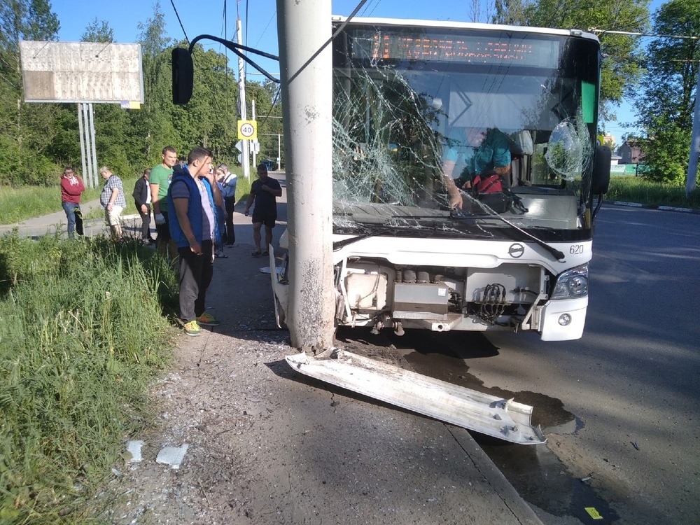 Десять человек пострадали в результате ДТП с автобусом в Ярославле