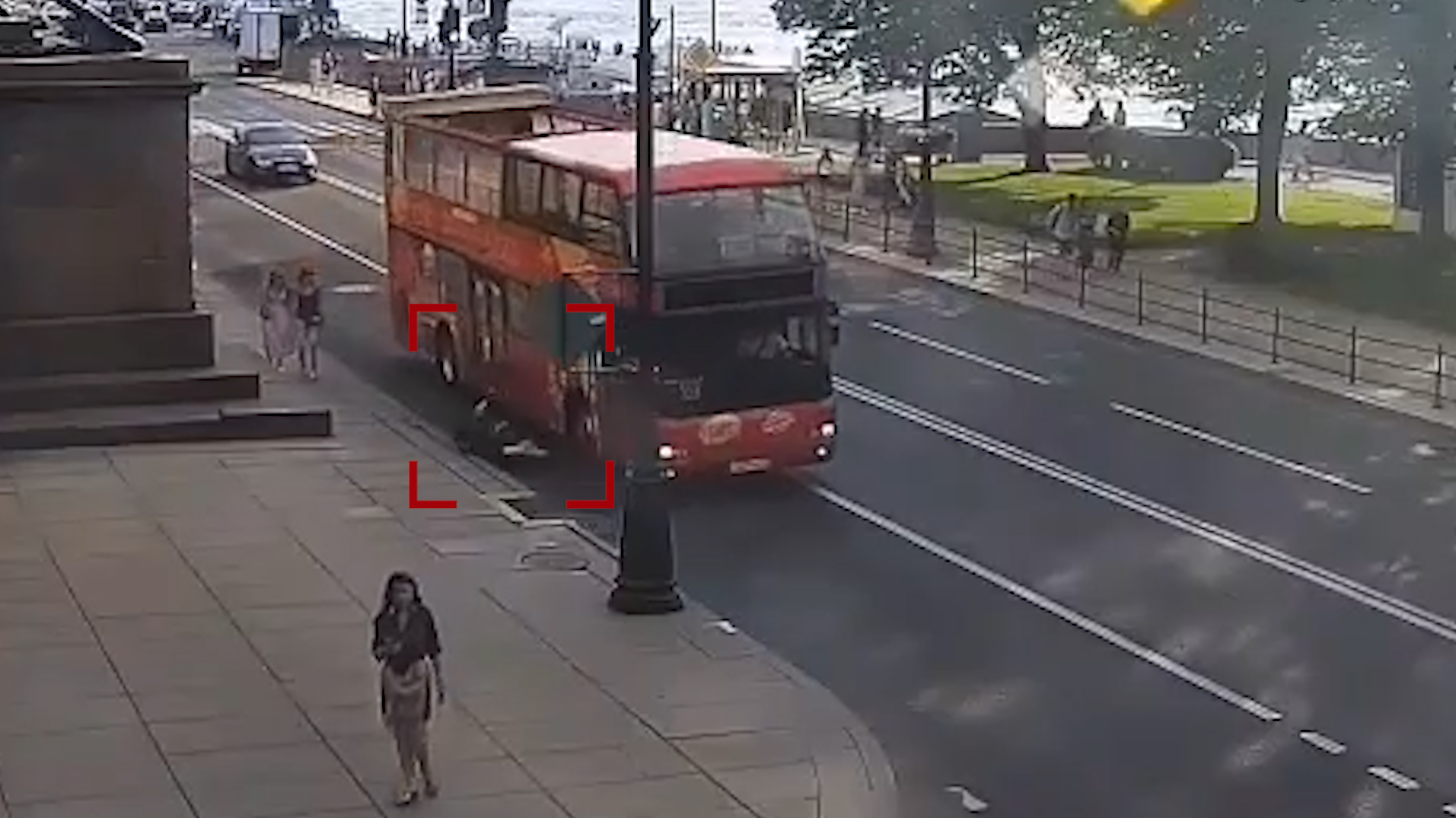 Хотела объехать пешеходов: В Петербурге автобус снёс девушку на роликах