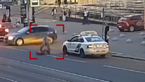 В Петербурге пассажир жестоко избил таксиста прямо на проезжей части