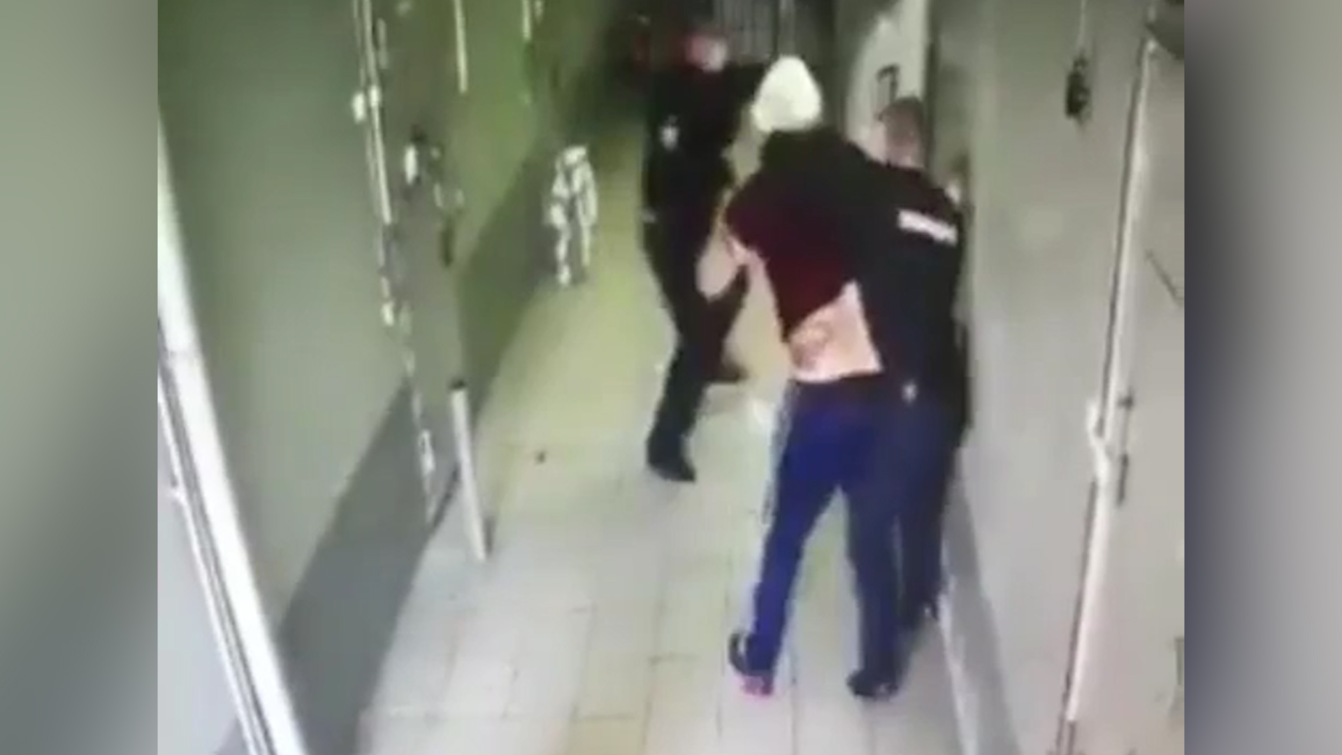 Парень в маске и збитой
