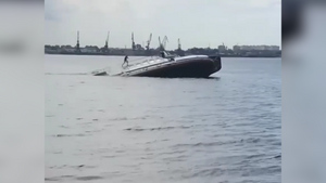 "Дураки, сейчас засосёт": Теплоход попытался отбуксировать судно к берегу Волги в Самаре и пошёл ко дну