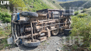 Водитель опрокинувшегося в Туве грузовика сбежал с места страшного ДТП с 20 пострадавшими