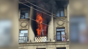 Мать с двумя детьми спасли из горящей квартиры в Санкт-Петербурге