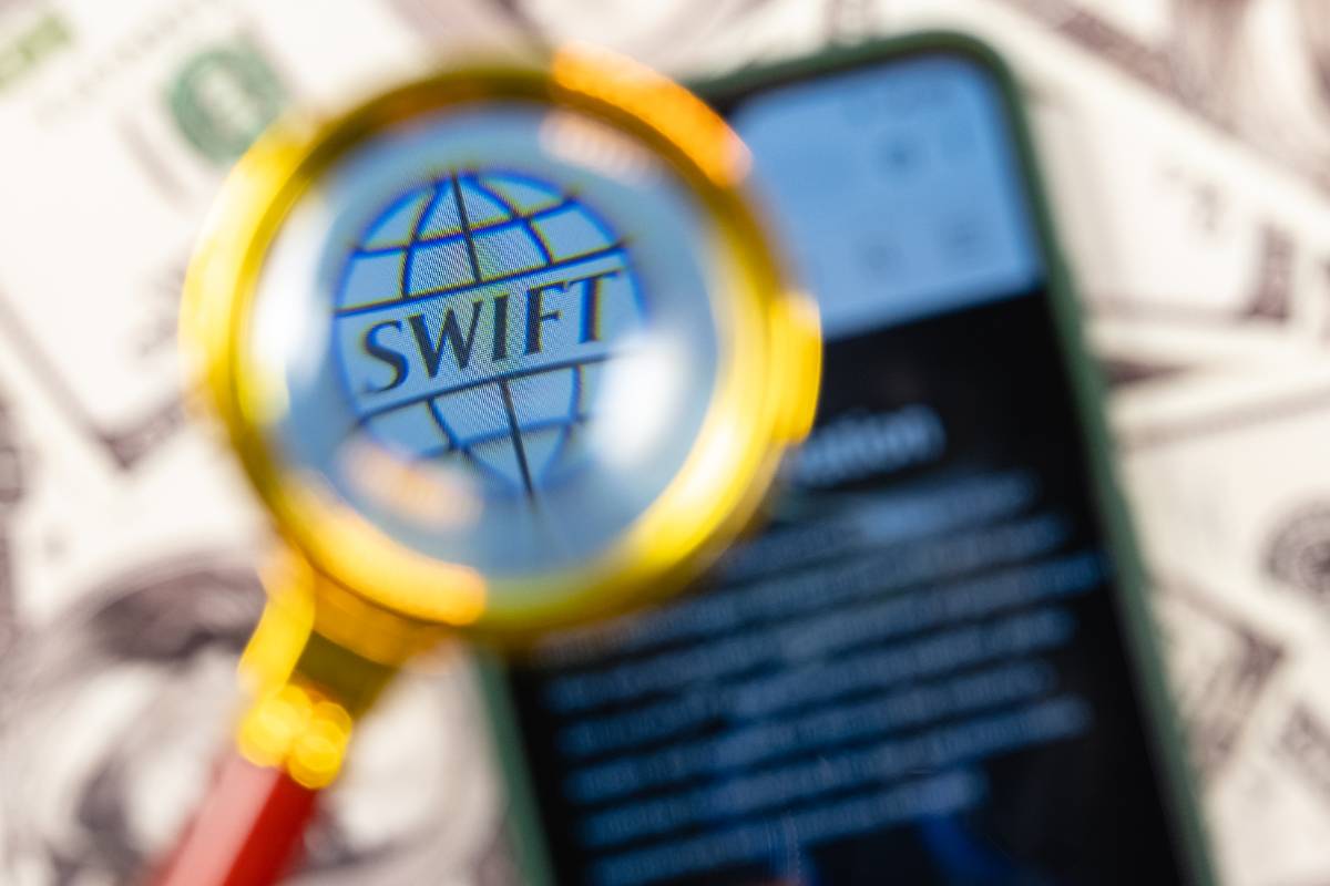 Эксперт назвал риторическим приёмом угрозы отключить Россию от SWIFT