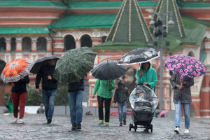 Жителей Москвы предупредили о "летнем коктейле" из грозы и града