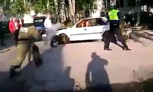 Под Новосибирском пьяный пассажир заперся в машине от полиции и чуть не поджёг сам себя