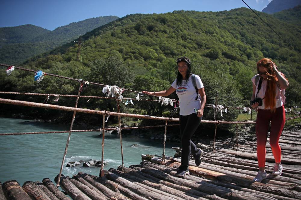 В Абхазии ищут упавшую с моста в реку 24-летнюю россиянку