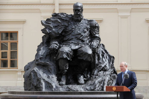 На новом памятнике Александру III исправили ошибку с орденом