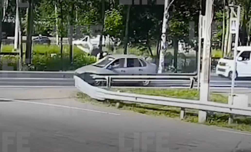 Легковушка на полной скорости снесла двух человек на пешеходном переходе в Петербурге