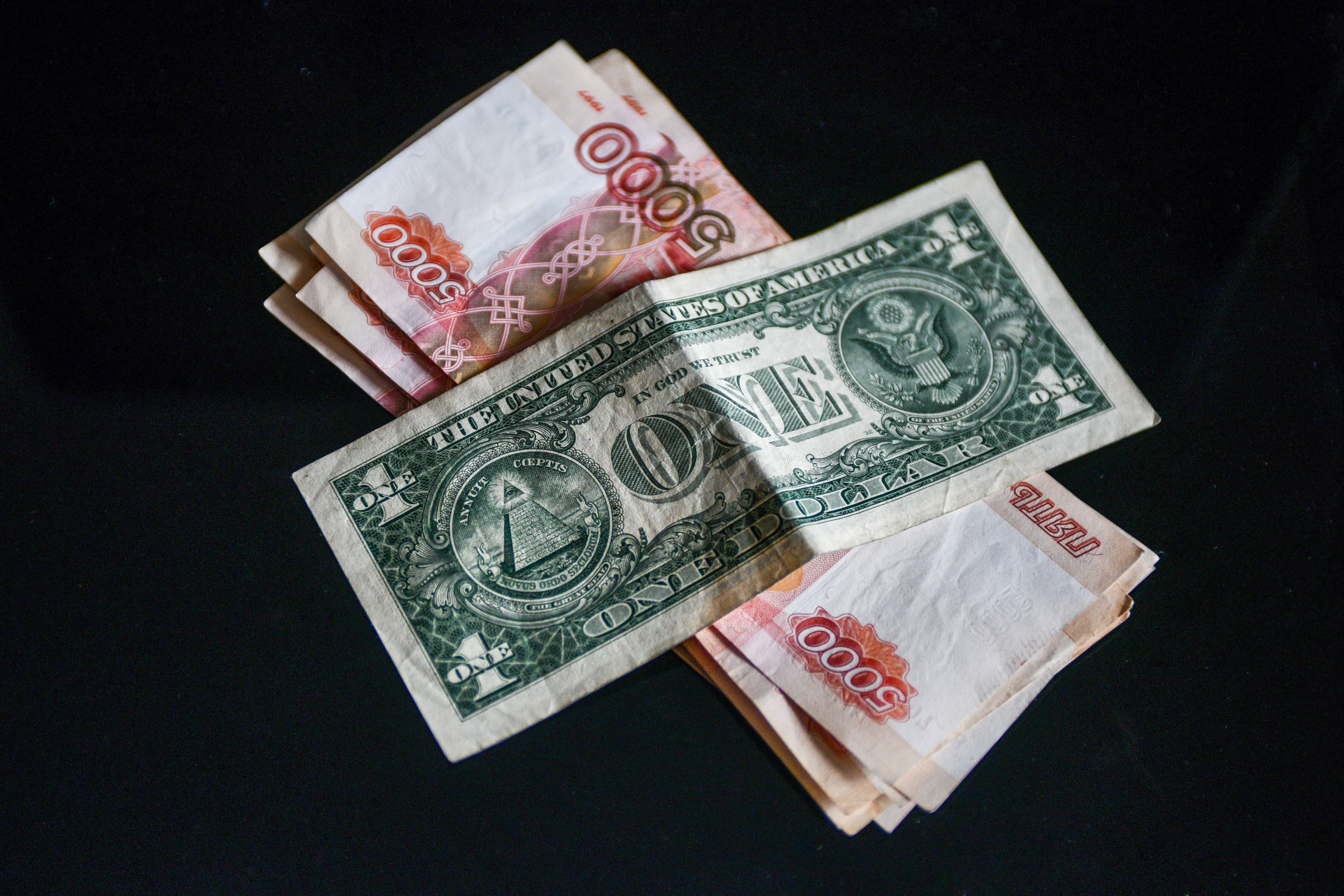 Минфин поддержал естественный переход с доллара на рубли в международных расчётах