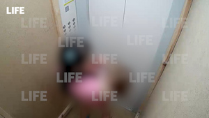 Укачивала и трясла: Лайф публикует видео, как горе-мать везла на лифте погибшую при падении с балкона дочь