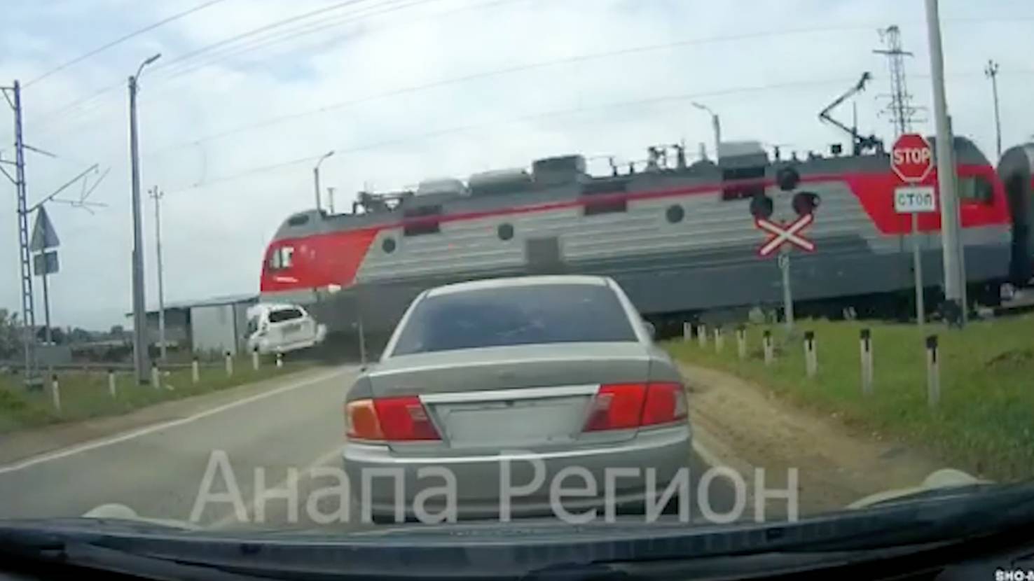 Появилось видео, как под Анапой поезд на всей скорости снёс легковушку,  которая выехала на пути