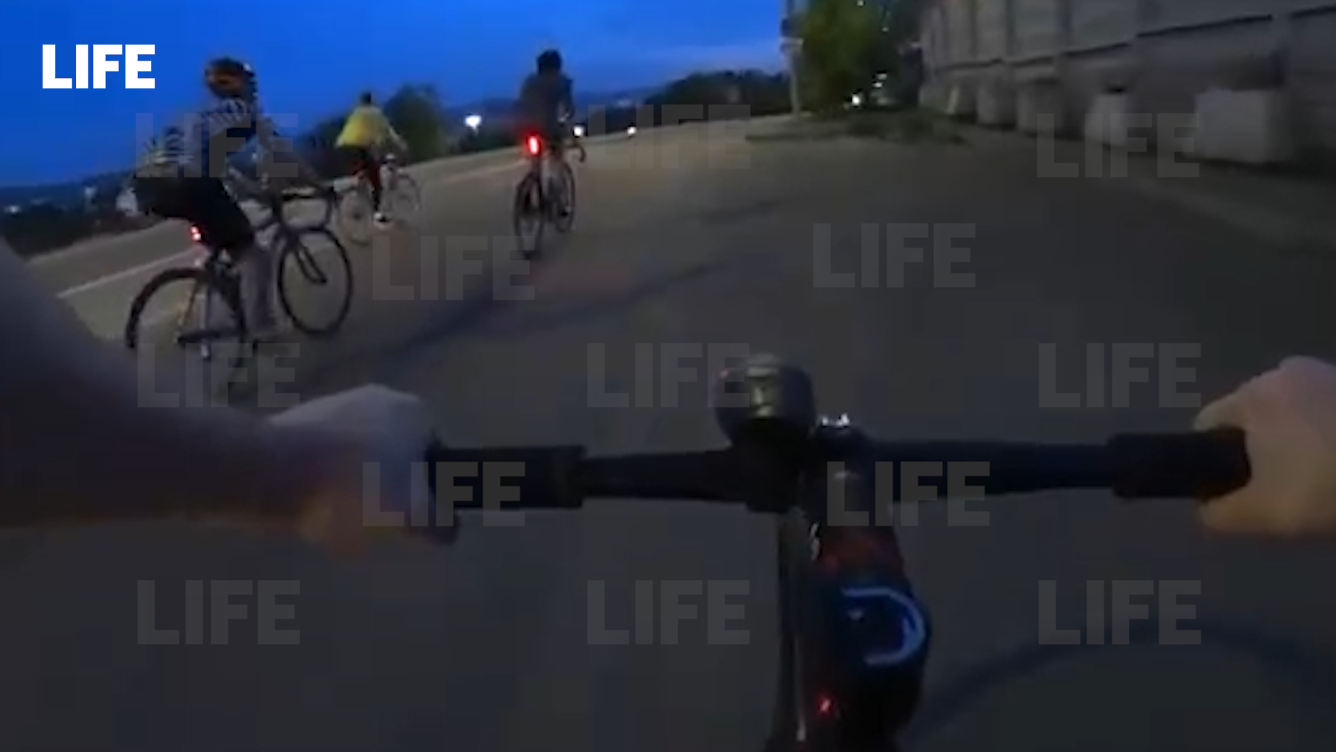 "Ты что творишь?": В Красноярске пассажир такси на ходу обстрелял велосипедистов