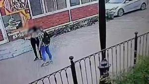 Смертельное нападение девушки-подростка с ножом на школьника в Приангарье попало на видео