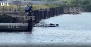 Лайф публикует видео с места аварии прогулочного катера в Петербурге