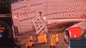Выпал трап: Камеры сняли открытие аварийного люка лайнера в Шереметьево