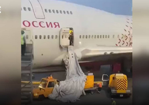 Авиакомпания "Россия" решила взыскать убытки с пассажира, открывшего аварийный люк самолёта из-за духоты