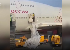 Открывший аварийную дверь самолёта в Шереметьево остался неузнанным