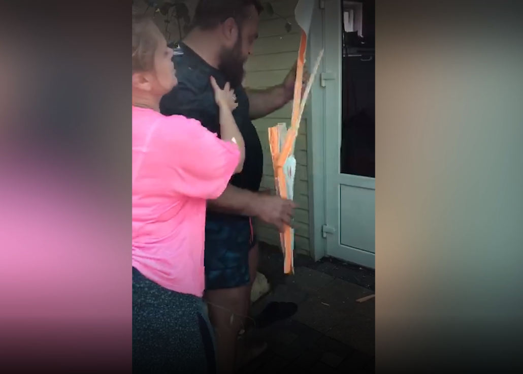 Ты свои деньги отжила: Туристку из Москвы выгнали из гостевого дома в Адлере, сломав дверь и выкинув вещи
