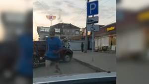 "Ты что, дурак?": В Ярославле таксиста избили и разгромили ему машину молотками за съёмку драки
