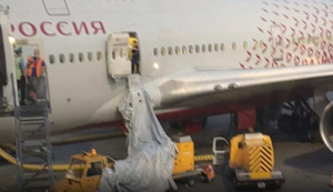 Пассажир в Шереметьево из-за духоты открыл аварийную дверь самолёта