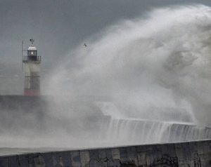 Фотограф столкнулся лицом к лицу с самим Посейдоном, который показался среди волн во время шторма