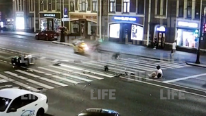 Камеры сняли жёсткое столкновение двух мотоциклов в Петербурге
