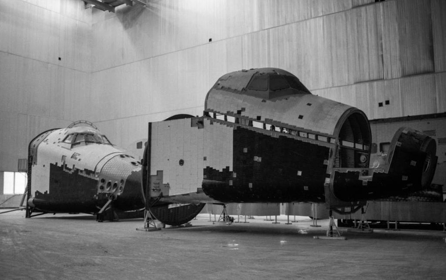 Отдельные агрегаты орбитальных кораблей "Буран", недостроенных из-за резкого сокращения финансирования проекта "Буран" с января 1992 года. Фото © ТАСС