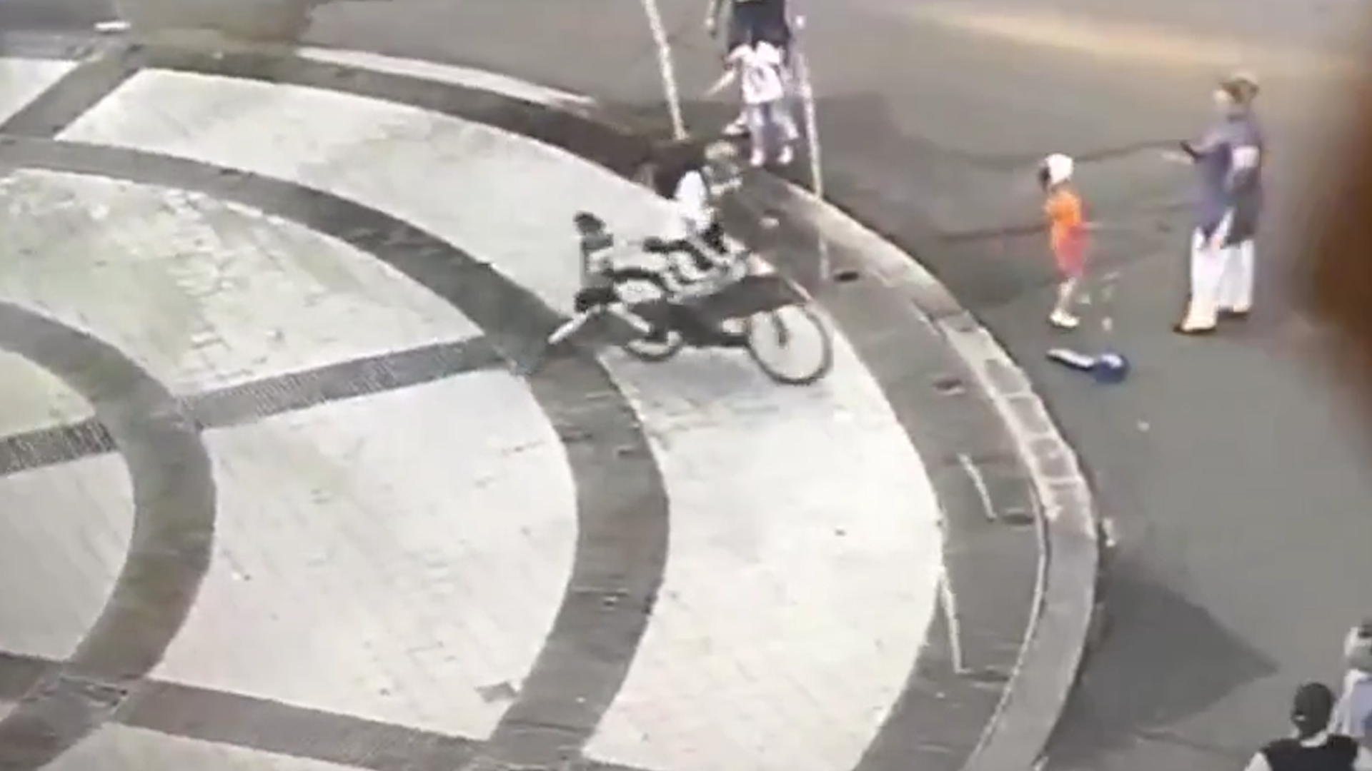 Сбитый мальчик на велосипеде. Сбили мальчика на велосипеде. В Казани сбили велосипедиста. На Долгоозерной сбили велосипедистку. Ребенка на велосипеде сбила машина.