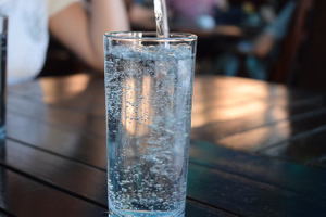 Диетолог объяснил, как выбрать качественную питьевую воду