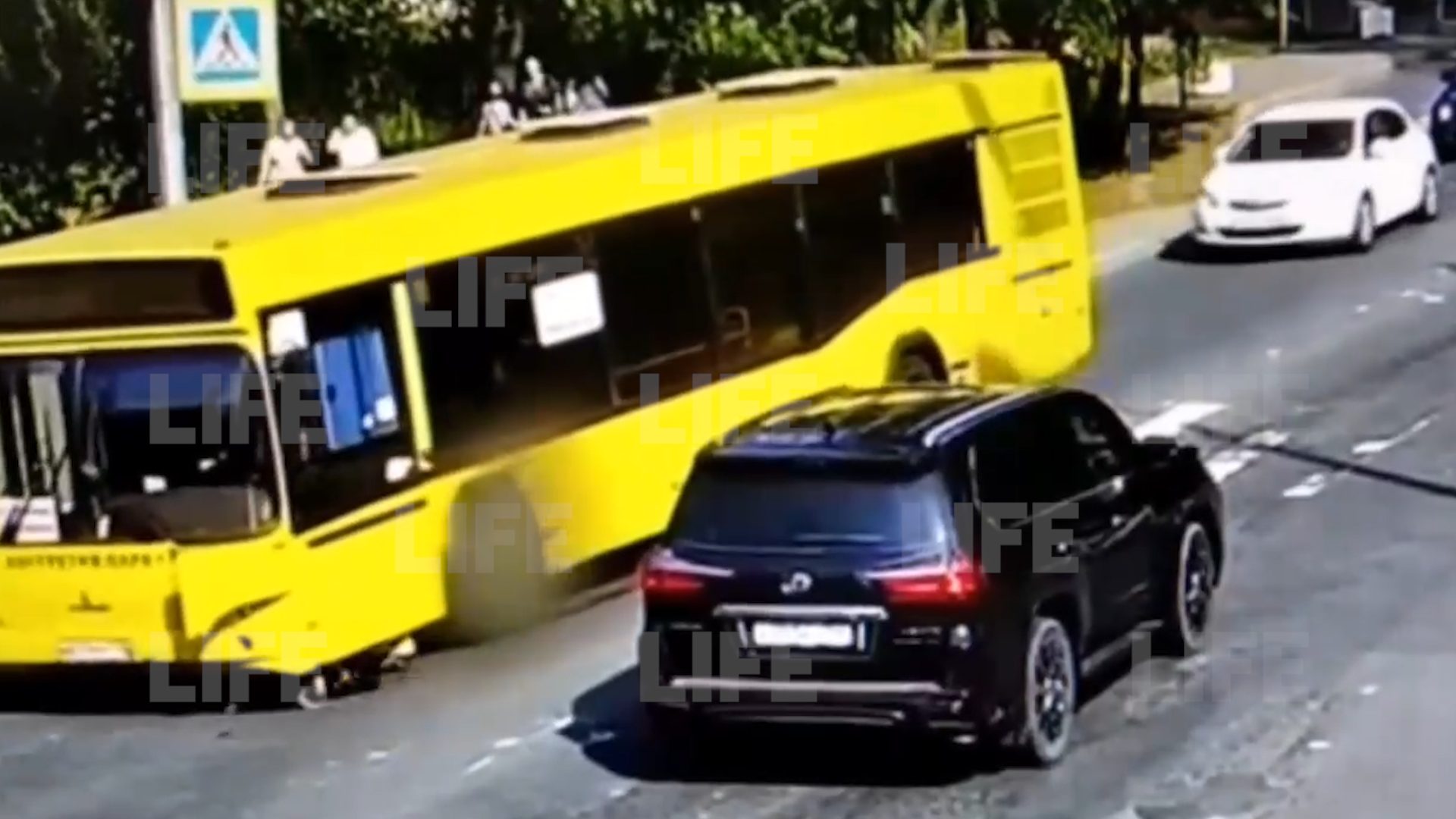 Под Петербургом автобус жёстко сбил пешехода на зебре