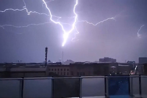 Страшно красивое видео сняли в Берлине, когда молния ударила в телебашню высотой 368 м