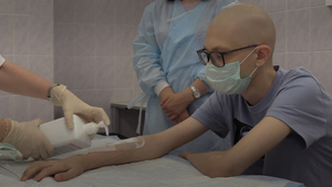 В Москве хирурги спасли от ампутации руку юного украинского художника